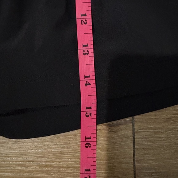 Vuori Villa Shorts High-Rise Relaxed Fit with 3” Inseam in Black - Picture 9 of 10